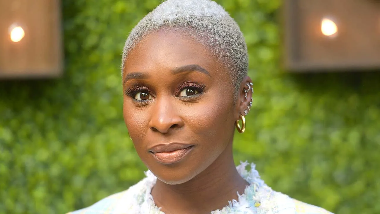Cynthia Erivo with curly short hair 
