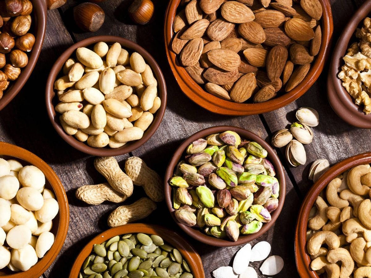 Frutos secos y semillas que aportan vitamina E y fortalecen el pelo.