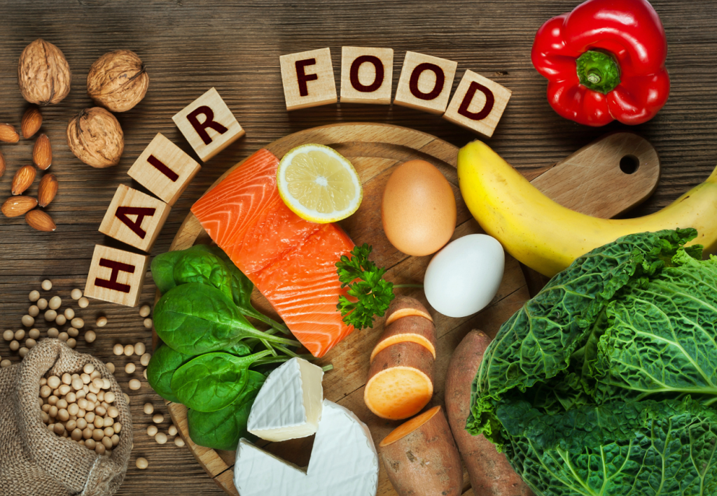 Pescados ricos en omega-3 como ejemplo de alimentos buenos para el pelo.